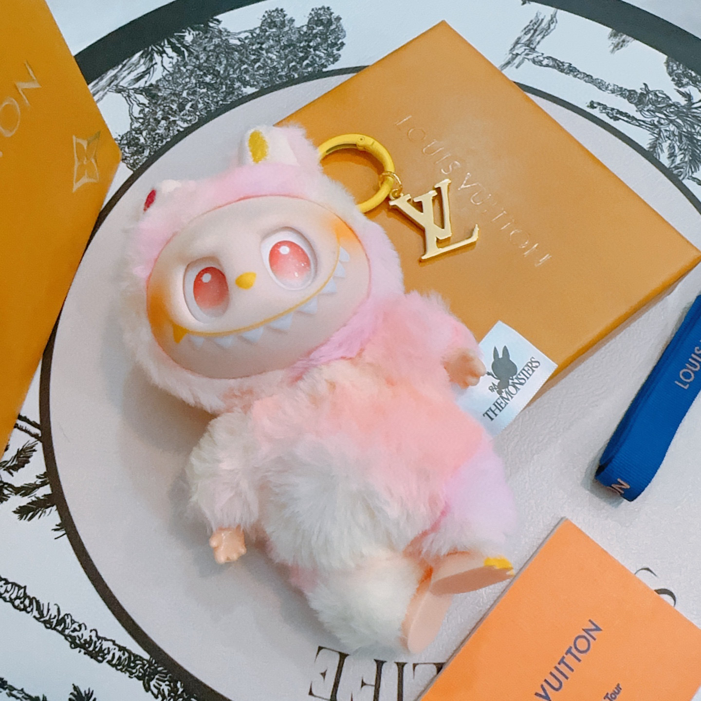    新品拉布布LV联名钥匙扣 lv包包扣 最新款包包挂饰档次更高明星同款Anger Forest系列经