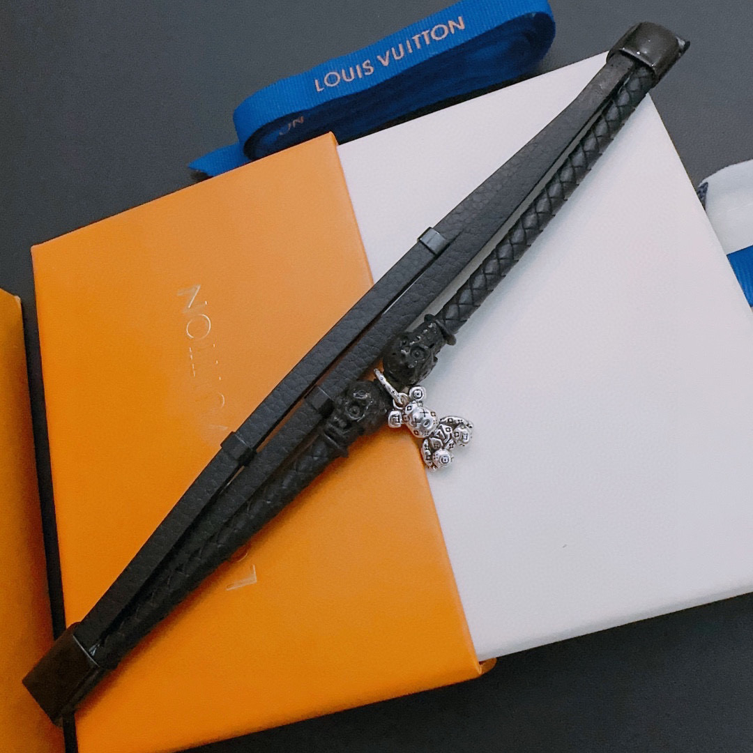         高品质LV路易威登牛皮手绳手链🇷🇼原单货🇷🇼专柜新款开模复古潮流时尚必备 男女均可佩戴 