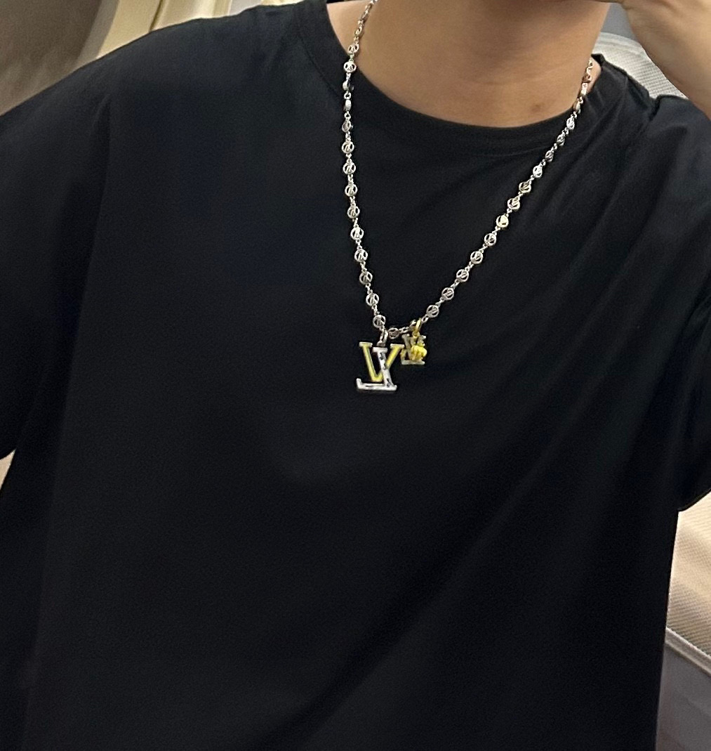     LV路易威登项链🇷🇼原单货🇷🇼专柜新款开模复古潮流时尚必备 男女均可佩戴 情侣款同款 摇滚朋克泰