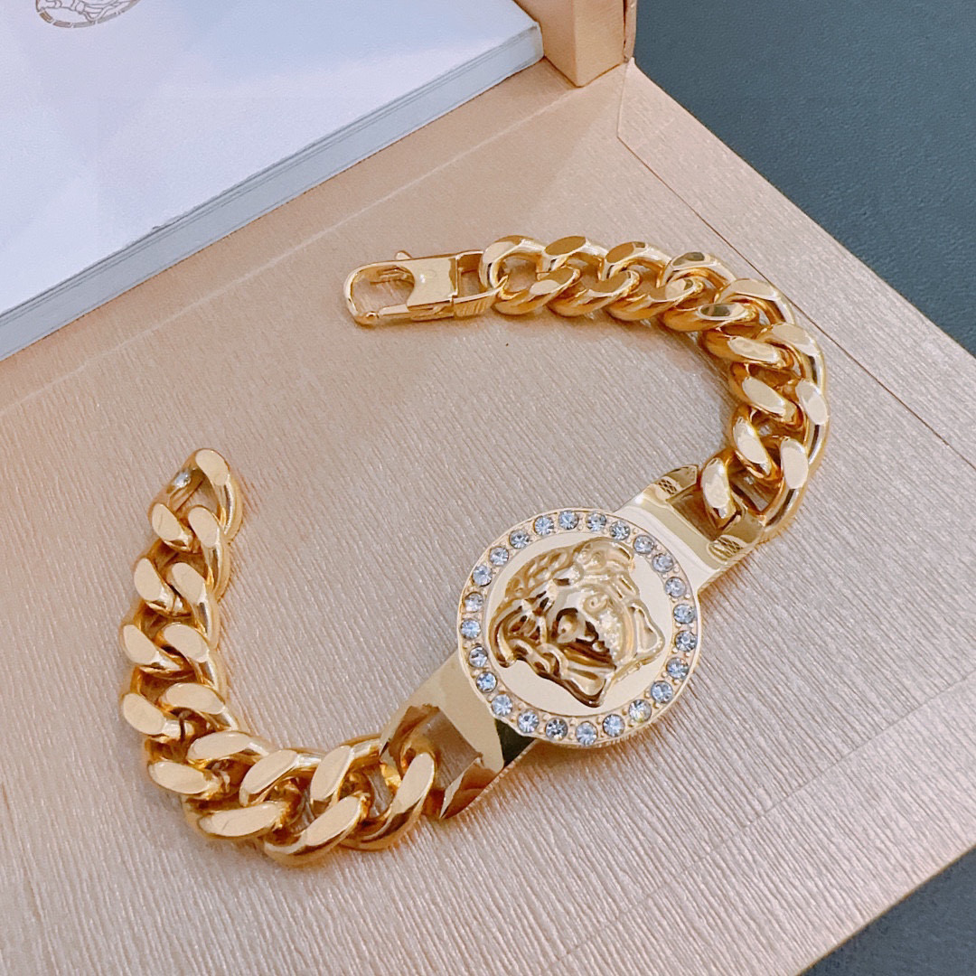   Versace 范思哲 杜美莎标志手链 帅气酷炫 同时透露着一丝不羁的自由气息 展现别样趣味魅力 做
