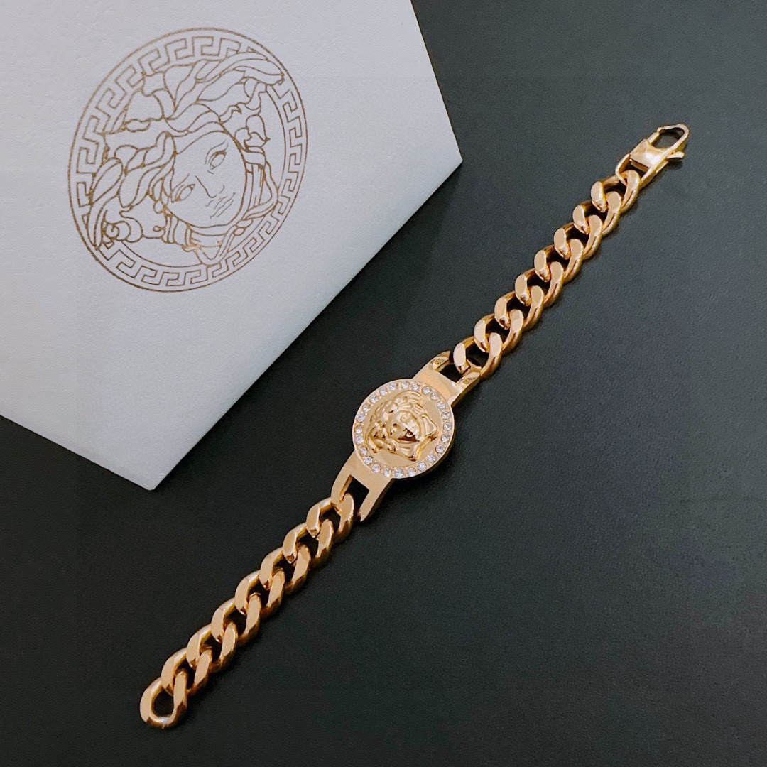   Versace 范思哲 杜美莎标志手链 帅气酷炫 同时透露着一丝不羁的自由气息 展现别样趣味魅力 做