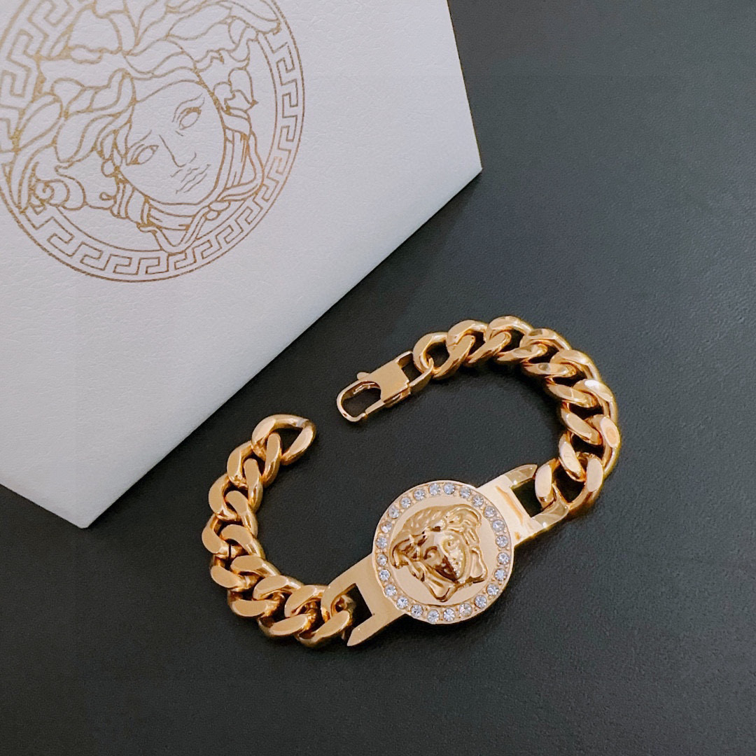   Versace 范思哲 杜美莎标志手链 帅气酷炫 同时透露着一丝不羁的自由气息 展现别样趣味魅力 做