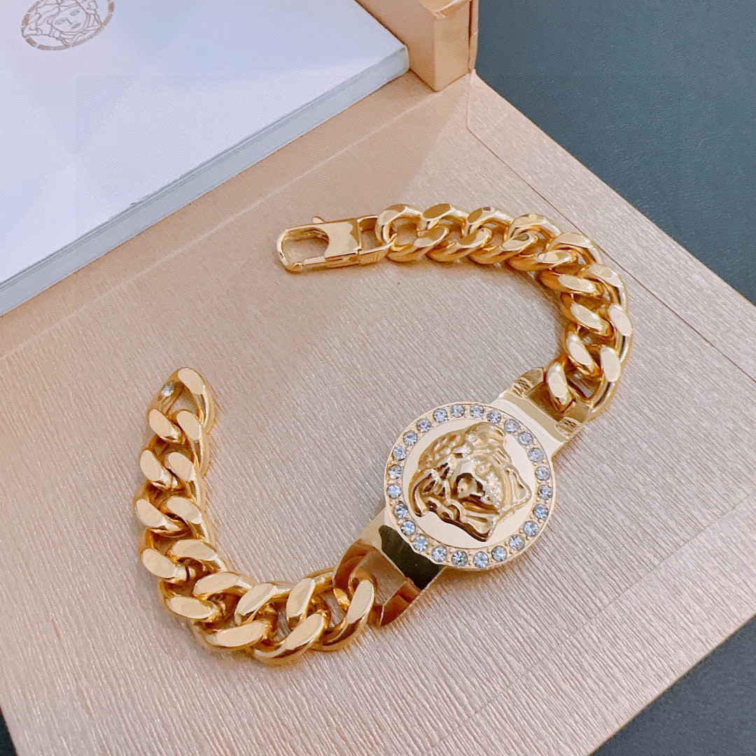   Versace 范思哲 杜美莎标志手链 帅气酷炫 同时透露着一丝不羁的自由气息 展现别样趣味魅力 做