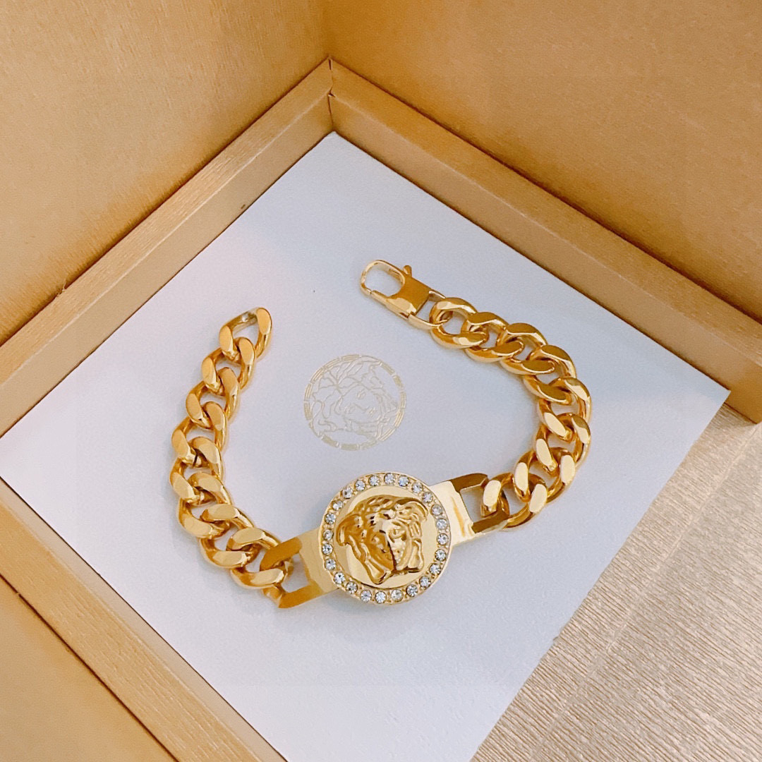   Versace 范思哲 杜美莎标志手链 帅气酷炫 同时透露着一丝不羁的自由气息 展现别样趣味魅力 做