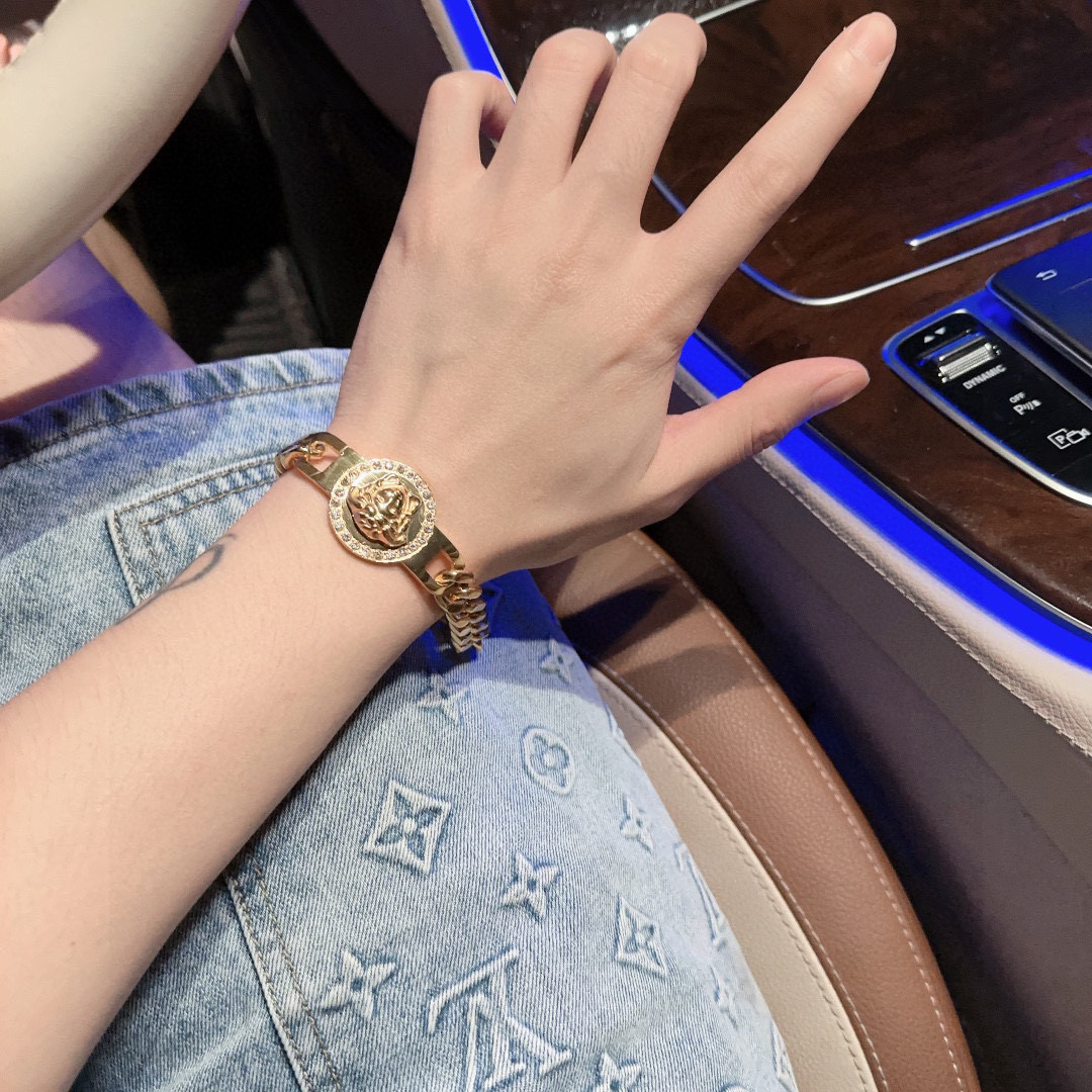   Versace 范思哲 杜美莎标志手链 帅气酷炫 同时透露着一丝不羁的自由气息 展现别样趣味魅力 做