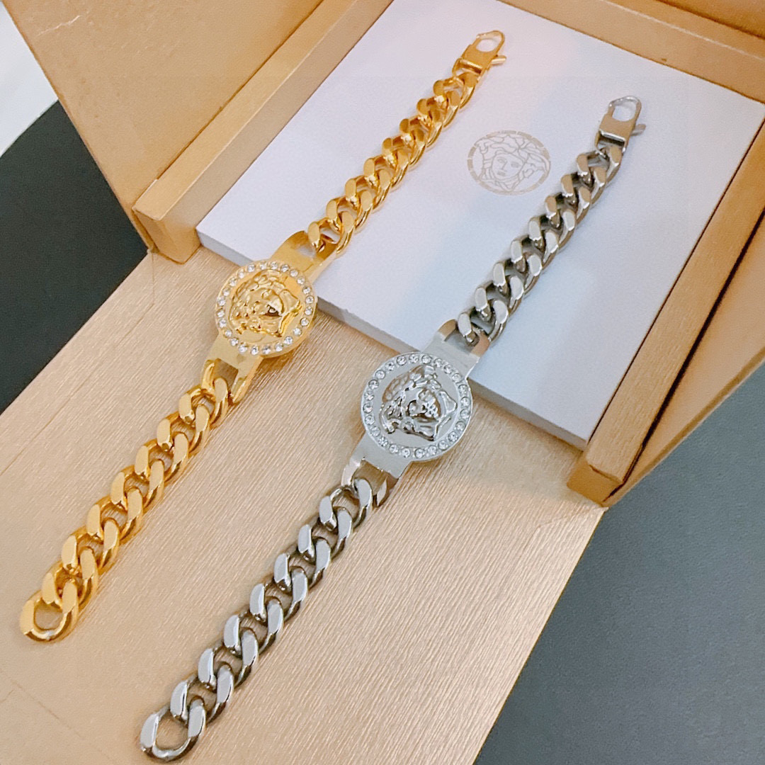   Versace 范思哲 杜美莎标志手链 帅气酷炫 同时透露着一丝不羁的自由气息 展现别样趣味魅力 做