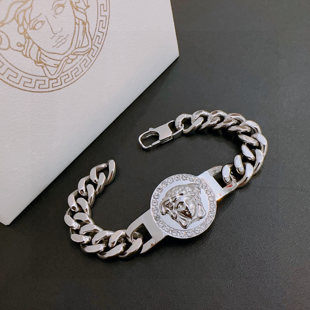   Versace 范思哲 杜美莎标志手链 帅气酷炫 同时透露着一丝不羁的自由气息 展现别样趣味魅力 做
