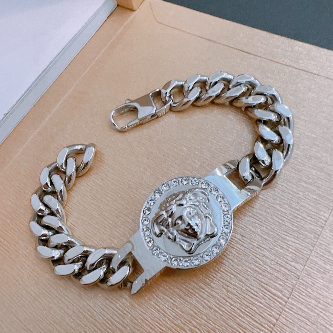   Versace 范思哲 杜美莎标志手链 帅气酷炫 同时透露着一丝不羁的自由气息 展现别样趣味魅力 做