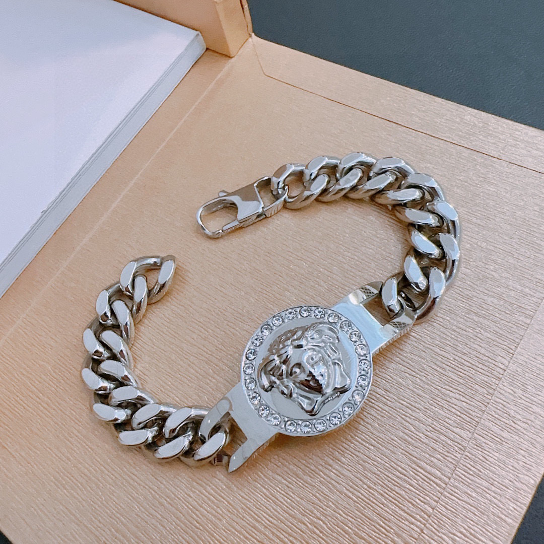   Versace 范思哲 杜美莎标志手链 帅气酷炫 同时透露着一丝不羁的自由气息 展现别样趣味魅力 做