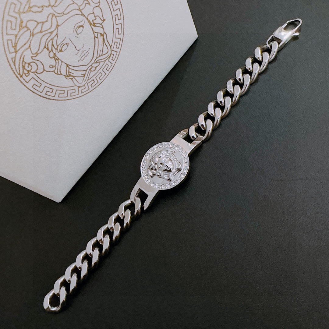   Versace 范思哲 杜美莎标志手链 帅气酷炫 同时透露着一丝不羁的自由气息 展现别样趣味魅力 做