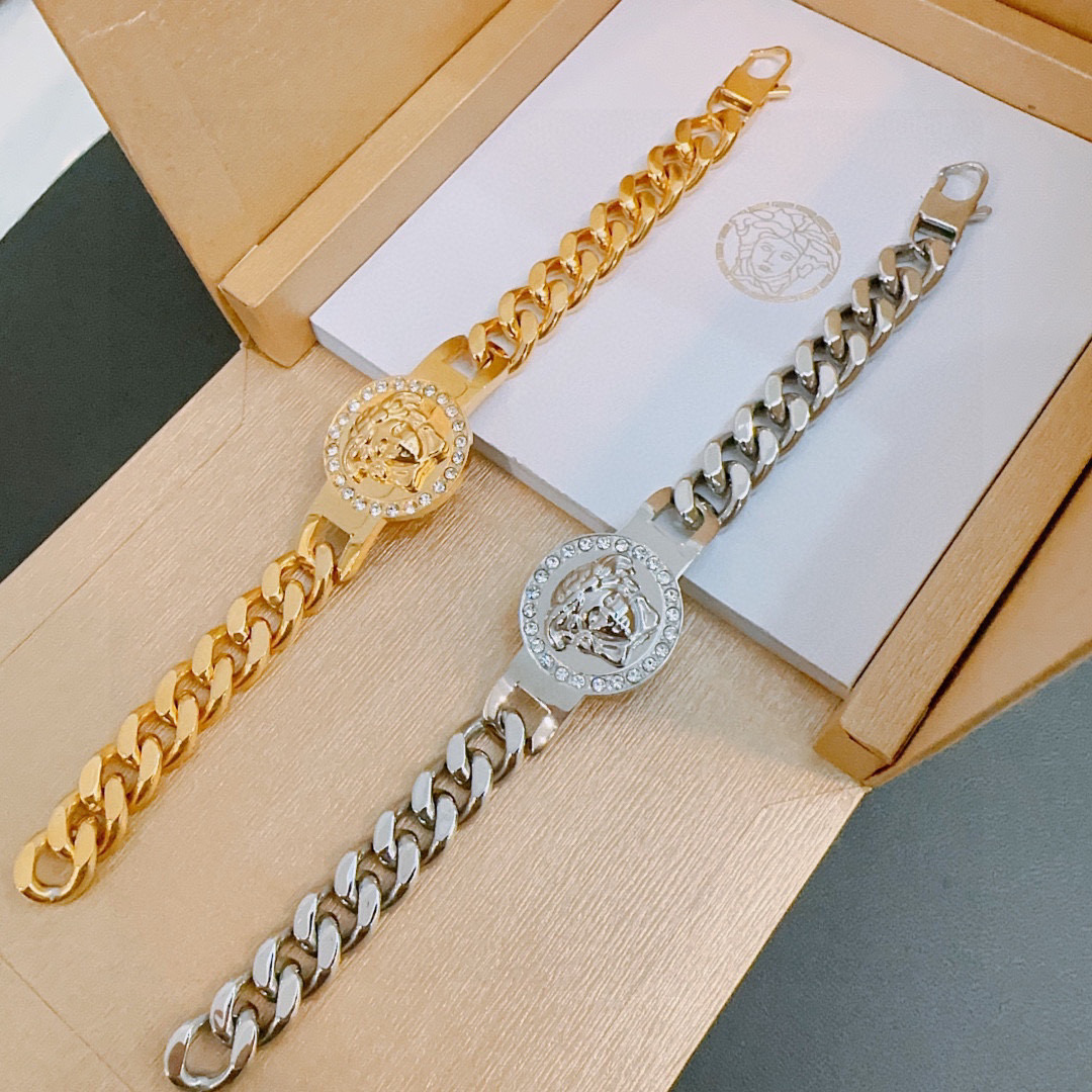   Versace 范思哲 杜美莎标志手链 帅气酷炫 同时透露着一丝不羁的自由气息 展现别样趣味魅力 做