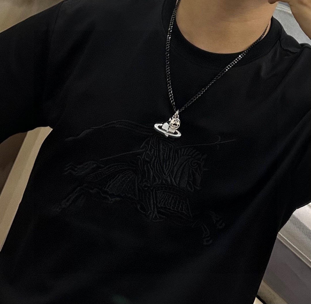      𝐕𝐢𝐯𝐢𝐞𝐧𝐧𝐞 𝐖𝐞𝐬𝐭𝐰𝐨𝐨𝐝🪐✨
高品质经典大土星项链男女同款
项链vivienne w