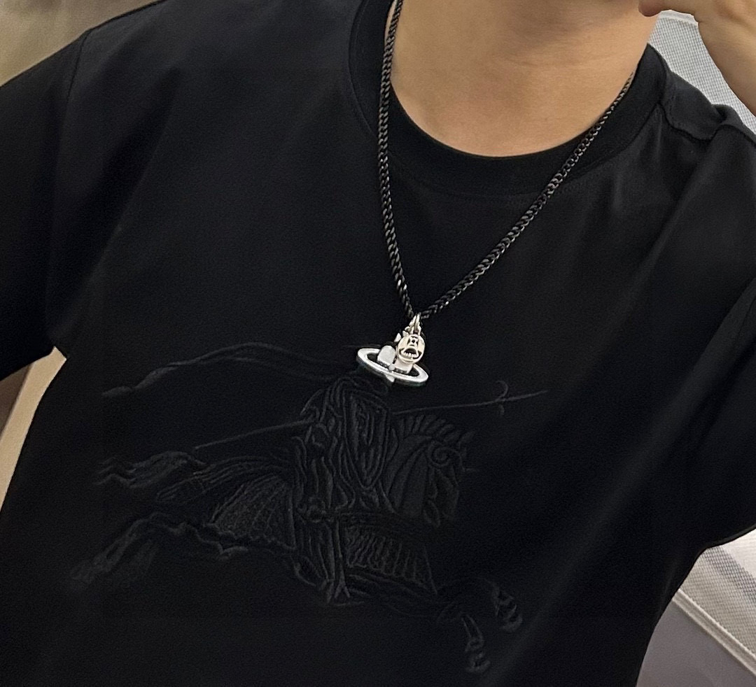      𝐕𝐢𝐯𝐢𝐞𝐧𝐧𝐞 𝐖𝐞𝐬𝐭𝐰𝐨𝐨𝐝🪐✨
高品质经典大土星项链男女同款
项链vivienne w