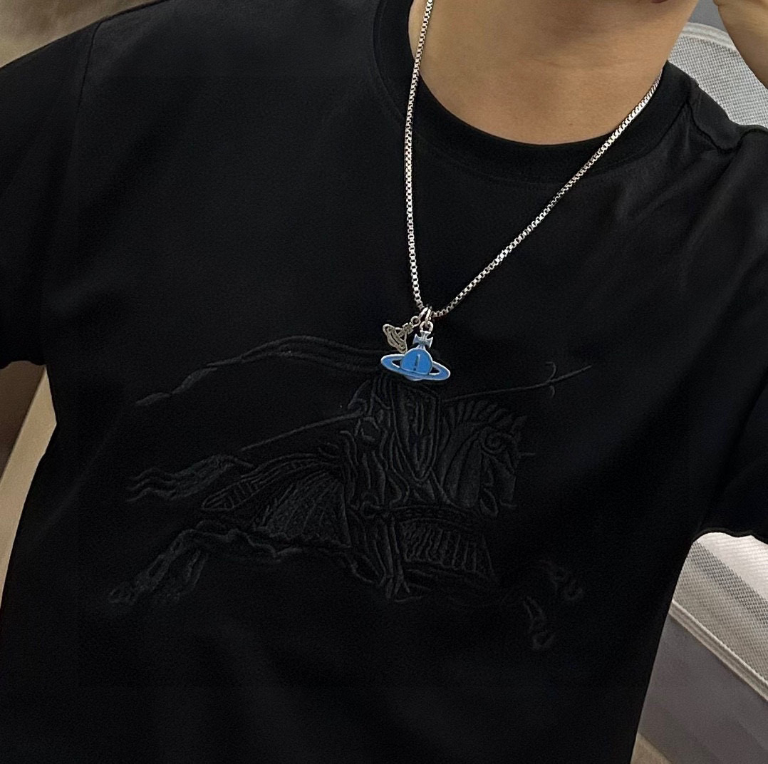      𝐕𝐢𝐯𝐢𝐞𝐧𝐧𝐞 𝐖𝐞𝐬𝐭𝐰𝐨𝐨𝐝🪐✨
高品质经典大土星项链男女同款
项链vivienne w