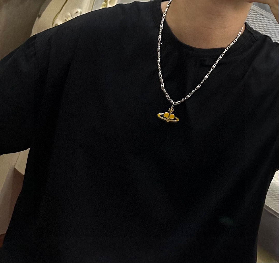      𝐕𝐢𝐯𝐢𝐞𝐧𝐧𝐞 𝐖𝐞𝐬𝐭𝐰𝐨𝐨𝐝🪐✨
高品质经典大土星项链男女同款（60cm）
项链vivi
