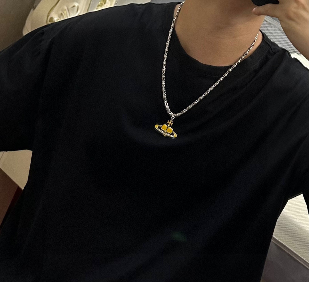      𝐕𝐢𝐯𝐢𝐞𝐧𝐧𝐞 𝐖𝐞𝐬𝐭𝐰𝐨𝐨𝐝🪐✨
高品质经典大土星项链男女同款（60cm）
项链vivi