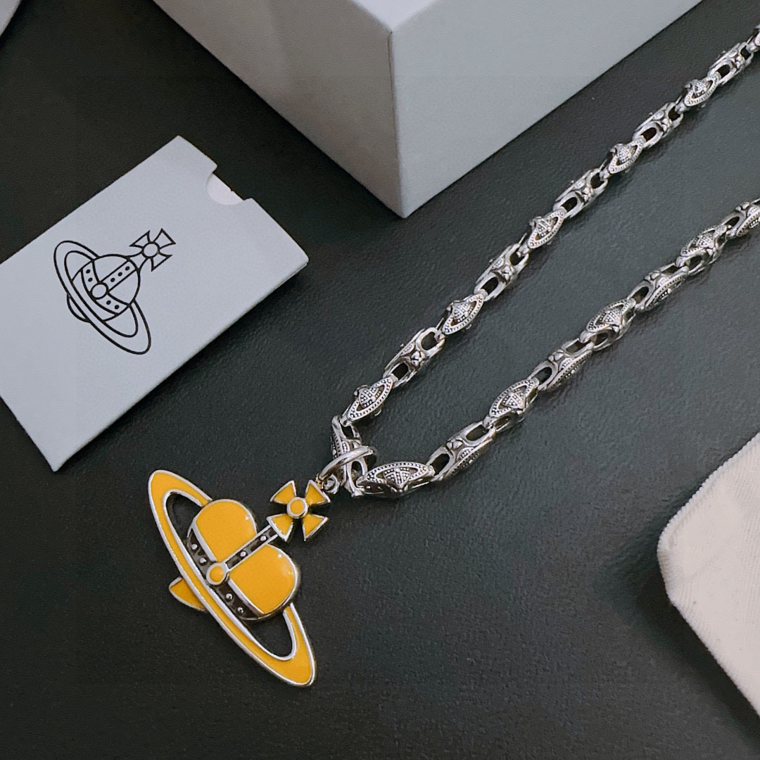      𝐕𝐢𝐯𝐢𝐞𝐧𝐧𝐞 𝐖𝐞𝐬𝐭𝐰𝐨𝐨𝐝🪐✨
高品质经典大土星项链男女同款（60cm）
项链vivi