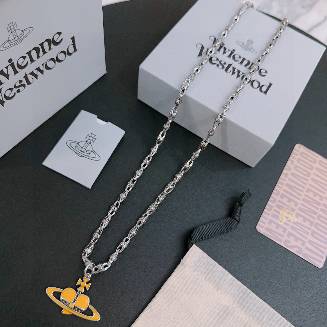      𝐕𝐢𝐯𝐢𝐞𝐧𝐧𝐞 𝐖𝐞𝐬𝐭𝐰𝐨𝐨𝐝🪐✨
高品质经典大土星项链男女同款（60cm）
项链vivi