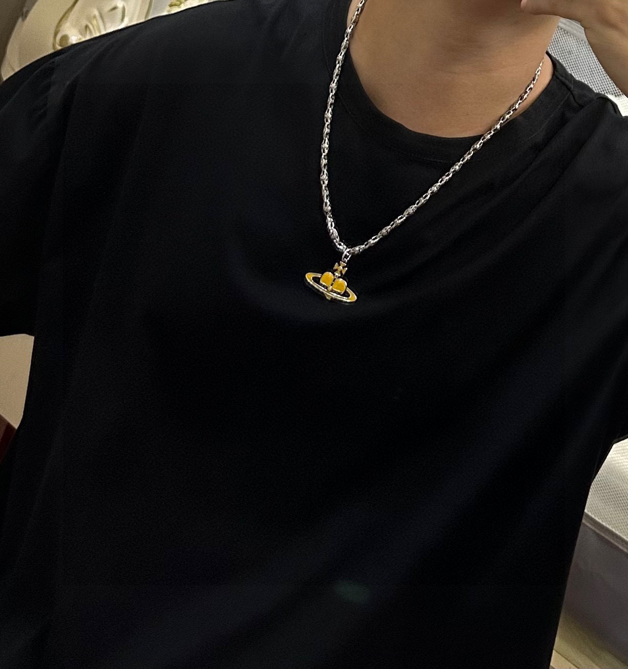      𝐕𝐢𝐯𝐢𝐞𝐧𝐧𝐞 𝐖𝐞𝐬𝐭𝐰𝐨𝐨𝐝🪐✨
高品质经典大土星项链男女同款（60cm）
项链vivi