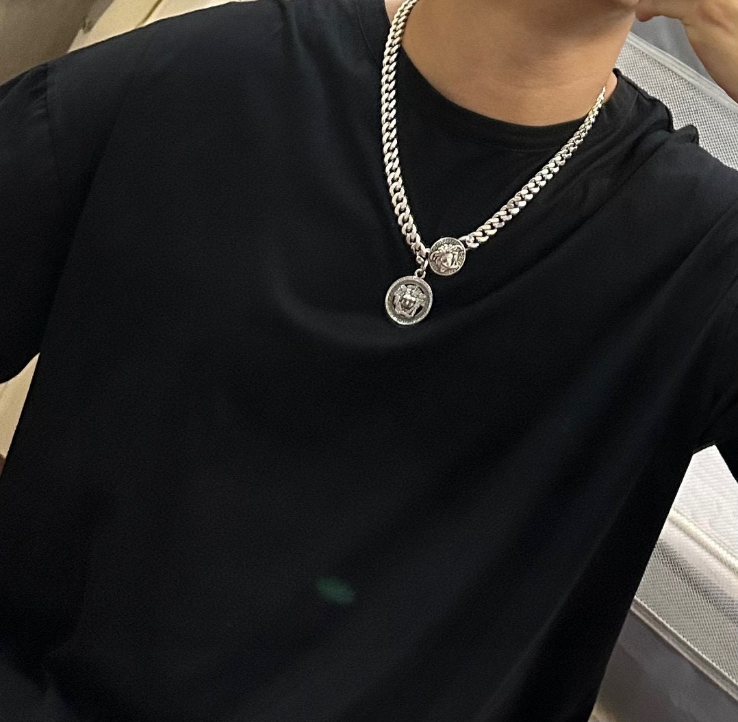    高品质范思哲项链美杜莎头像原单货专柜新款开模复古潮流时尚必备 男女均可佩戴 情侣款同款 摇滚朋克泰