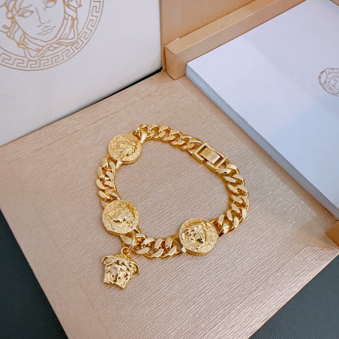    高品质范思哲手链美杜莎头像原单货专柜新款开模复古潮流时尚必备 男女均可佩戴 情侣款同款 摇滚朋克泰