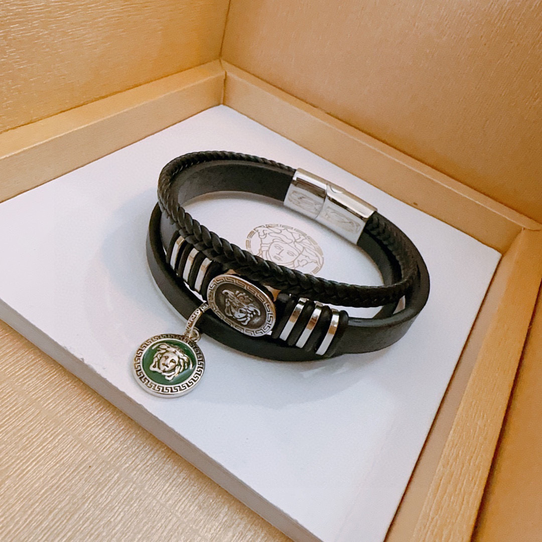    高品质Versace 范思哲 杜美莎标志牛皮手绳手链 帅气酷炫 同时透露着一丝不羁的自由气息 展现