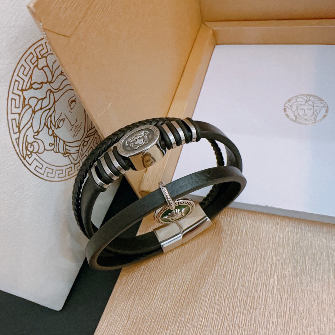    高品质Versace 范思哲 杜美莎标志牛皮手绳手链 帅气酷炫 同时透露着一丝不羁的自由气息 展现