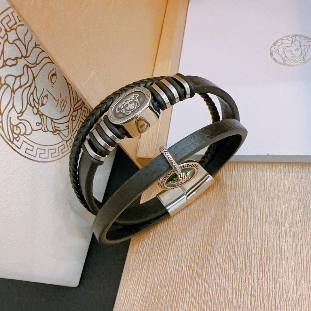    高品质Versace 范思哲 杜美莎标志牛皮手绳手链 帅气酷炫 同时透露着一丝不羁的自由气息 展现