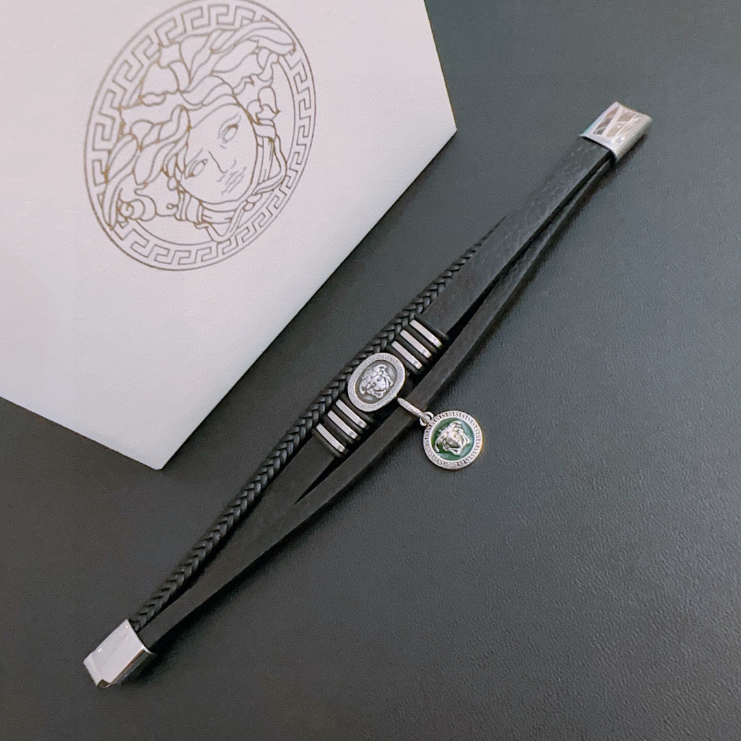    高品质Versace 范思哲 杜美莎标志牛皮手绳手链 帅气酷炫 同时透露着一丝不羁的自由气息 展现