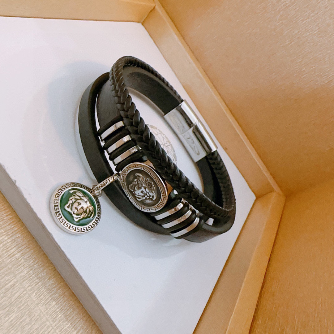    高品质Versace 范思哲 杜美莎标志牛皮手绳手链 帅气酷炫 同时透露着一丝不羁的自由气息 展现