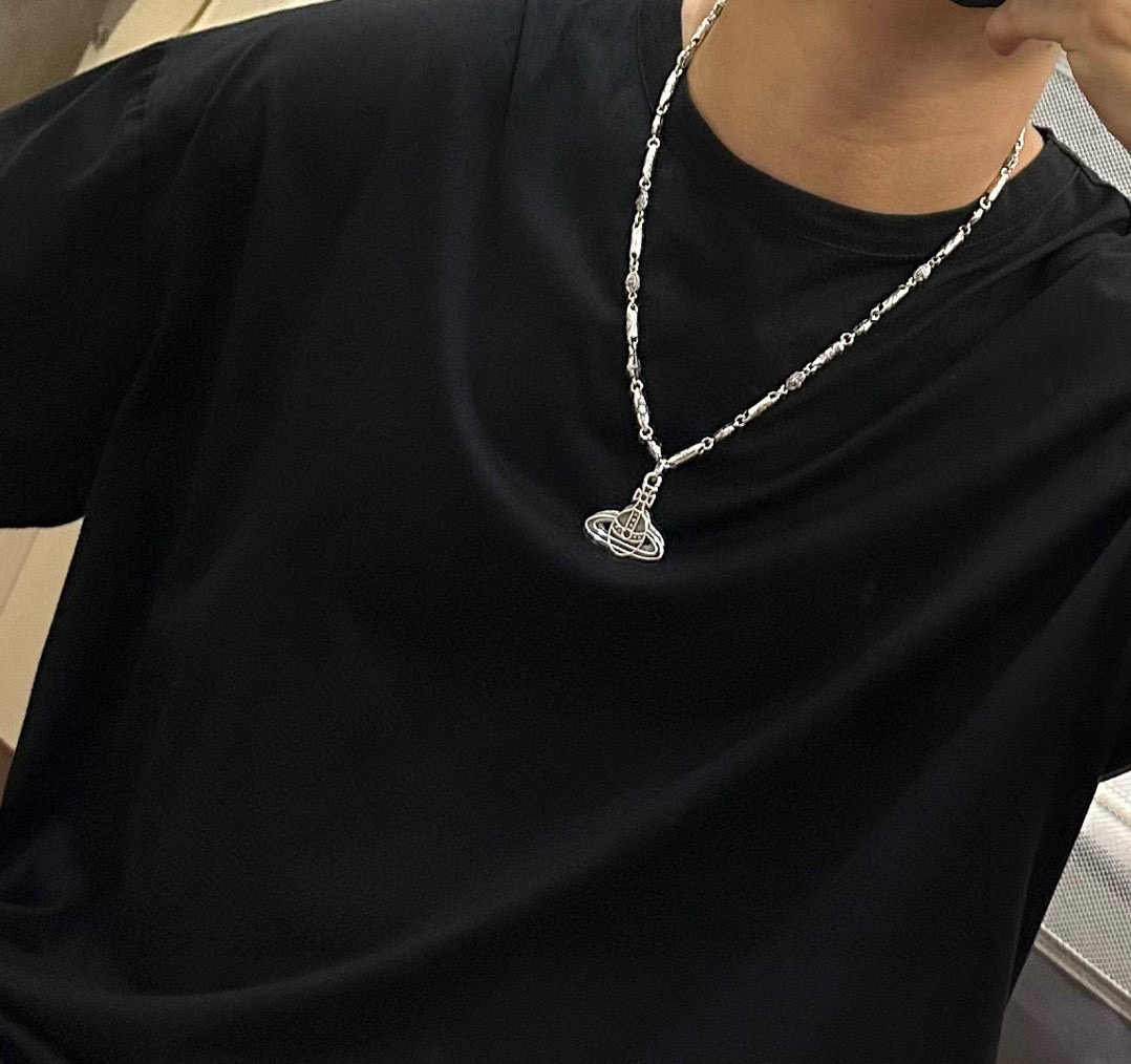      𝐕𝐢𝐯𝐢𝐞𝐧𝐧𝐞 𝐖𝐞𝐬𝐭𝐰𝐨𝐨𝐝🪐✨
高品质经典大土星项链男女同款（60cm）
项链vivi