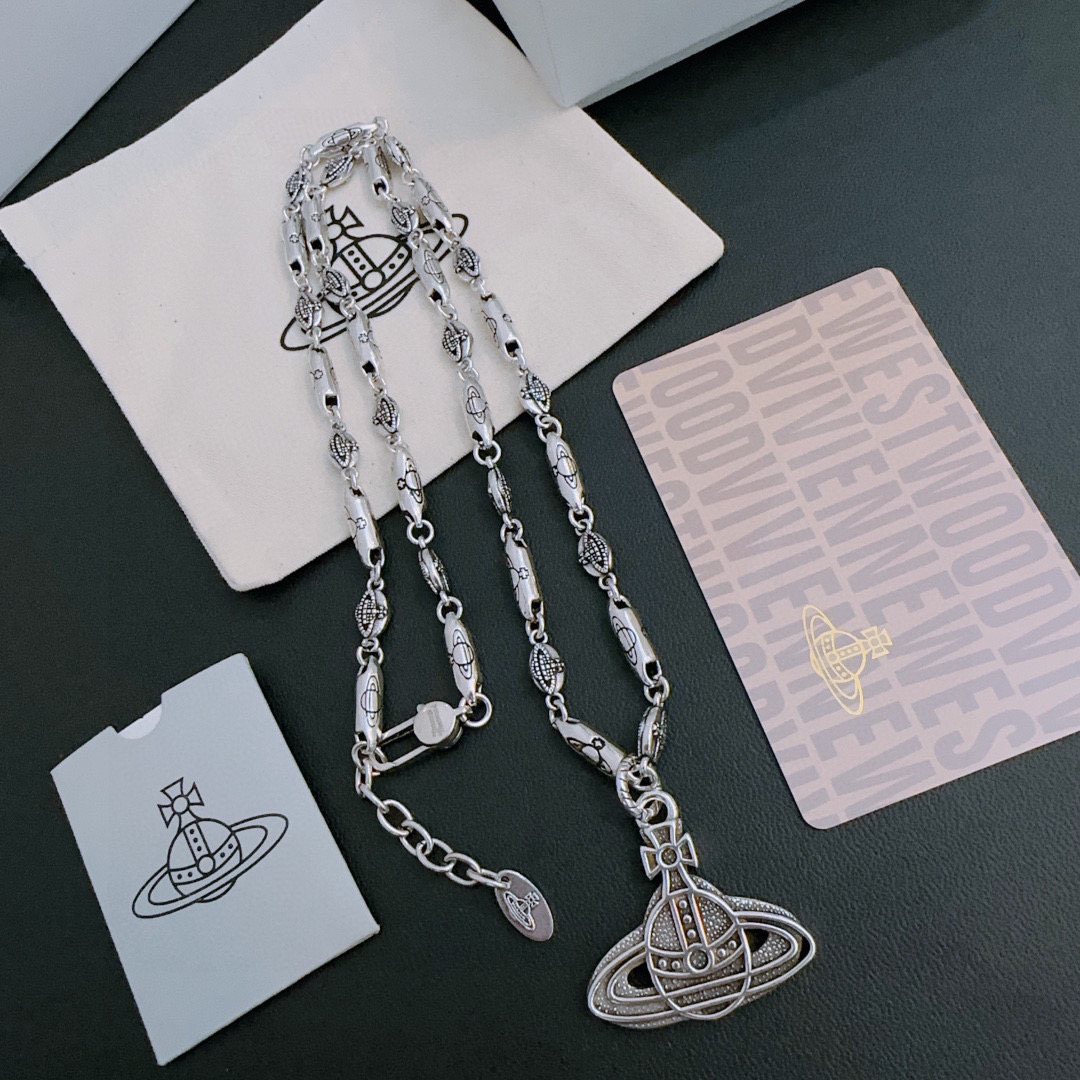      𝐕𝐢𝐯𝐢𝐞𝐧𝐧𝐞 𝐖𝐞𝐬𝐭𝐰𝐨𝐨𝐝🪐✨
高品质经典大土星项链男女同款（60cm）
项链vivi