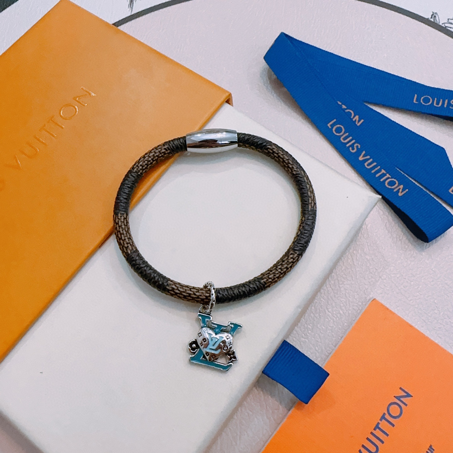 NO:383462,High-quality LV Louis Vuitton cowhide bracelet bracelet original single-stock counter new model retro trend fashion essentials can be worn by both men and women Couple style Rock Punk Tsing silver style Retro elements blue low-key luxury trendy versatile official website The latest bracelet style chain higher grade Celebrity classic bracelet series retro details to be used for the version Non-market glossy style This model has been released. The best selling model in LV is very easy to match with trendy clothes, jewelry boutique, louis vuitton, louis vuitton, bracelet, bracelet, cowhide19860909高品质LV路易威登牛皮手绳手链原单货专柜新款开模复古潮流时尚必备 男女均可佩戴 情侣款同款 摇滚朋克泰银风格 复古元素蓝色低调奢华 潮流百搭 官网同款手镯最新款链条档次更高明星经典款手绳系列复古 细节对版做旧处理 非市面亮面版型  这款一直在出 LV里面热卖款 非常好搭配潮流衣服,饰品精品,louis vuitton,louis vuitton,bracelet,bracelet,cowhide,Jewelry