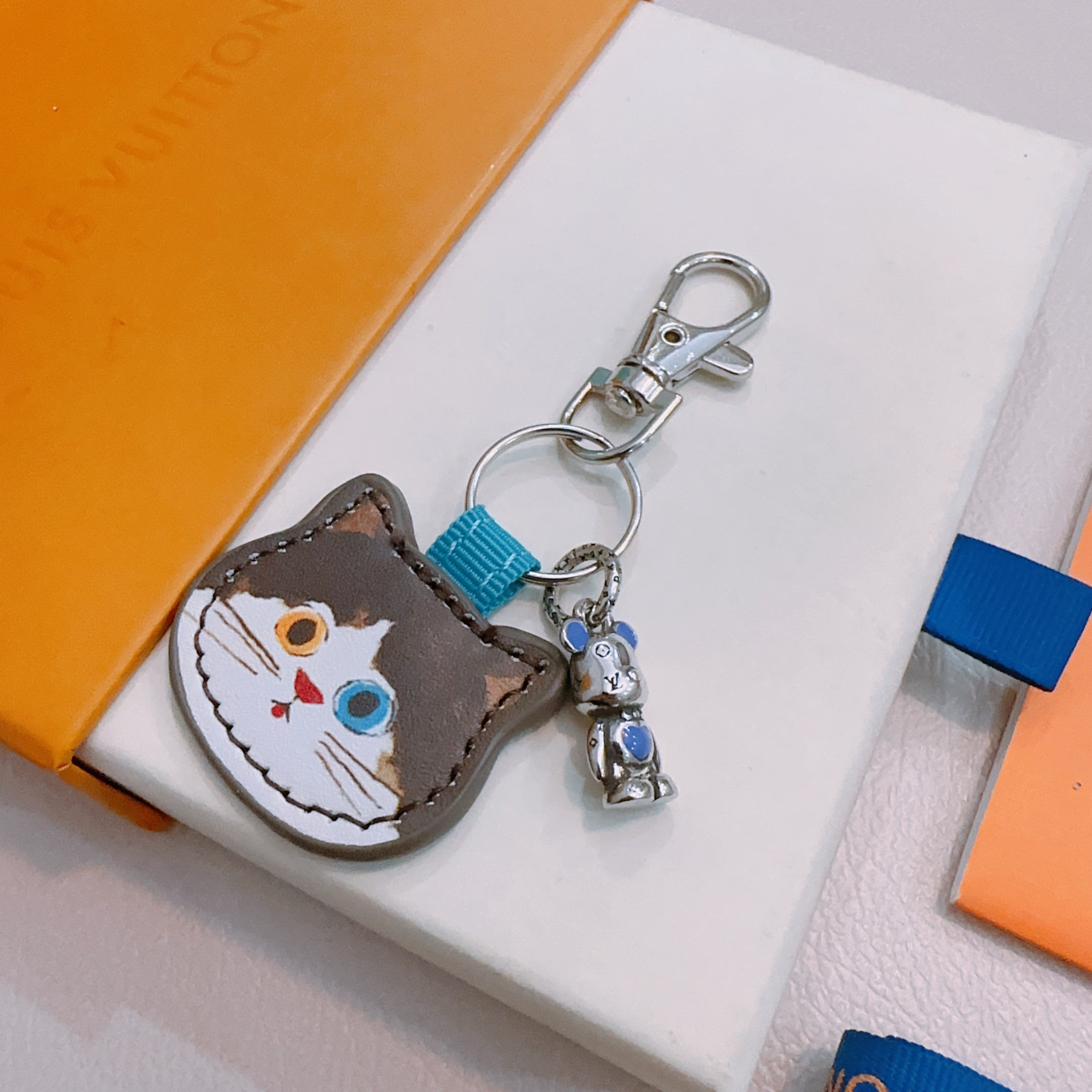 NO:383500,New products released LV keychain lv bag buckle, the latest bag hanging ornament is higher grade, the same Anger Forest series classic co-branded design concept keychain series, details are used to treat the version, non-market bright style, this model has been selling hot products in lv, very easy to match with trendy backpacks, jewelry boutique, louis vuitton, backpacks, keychain19860909新品发布LV钥匙扣 lv包包扣 最新款包包挂饰档次更高明星同款Anger Forest系列经典款联名设计理念钥匙扣系列 细节对版做旧处理 非市面亮面版型 这款一直在出 lv里面热卖款 非常好搭配潮流背包,饰品精品,louis vuitton,backpacks,keychain,Jewelry