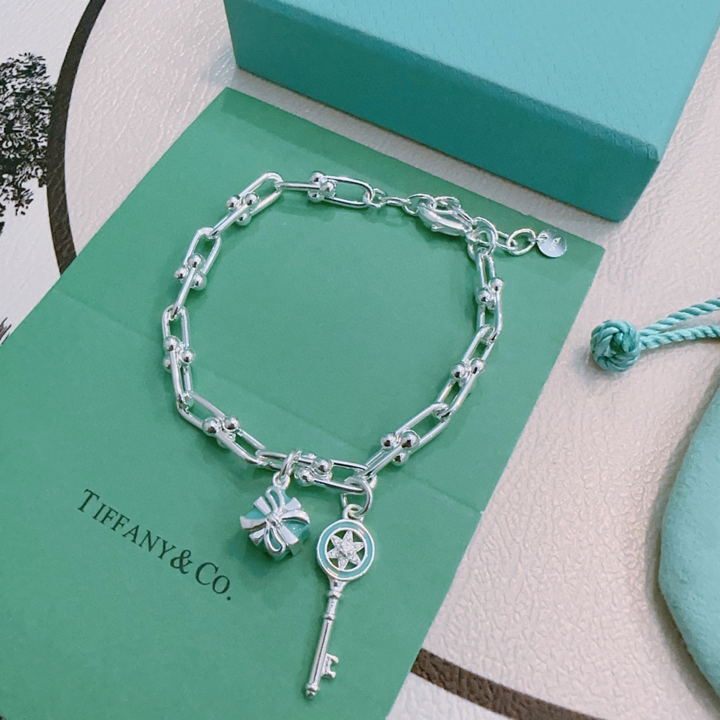 NO:383552,Tiffany TIFFNY&CO. The counter Seiko silver version bracelet has the same style as the stars, retro and old style, original reproduction, purely handmade, authentic model opening trendy and fashion essentials, both men and women can wear, couple style, rock punk silver style, trendy and versatile, same style on the official website (adjustable length), fine jewelry, tiffany, bracelet19860909蒂芙尼 TIFFNY&CO. 专柜精工银版本手链明星同款 复古做旧风 原版复刻 纯手工打造 ～正品开模潮流时尚必备 男女均可佩戴 情侣款同款 摇滚朋克银风格 潮流百搭 官网同款（长度可调节）,饰品精品,tiffany,bracelet,Jewelry