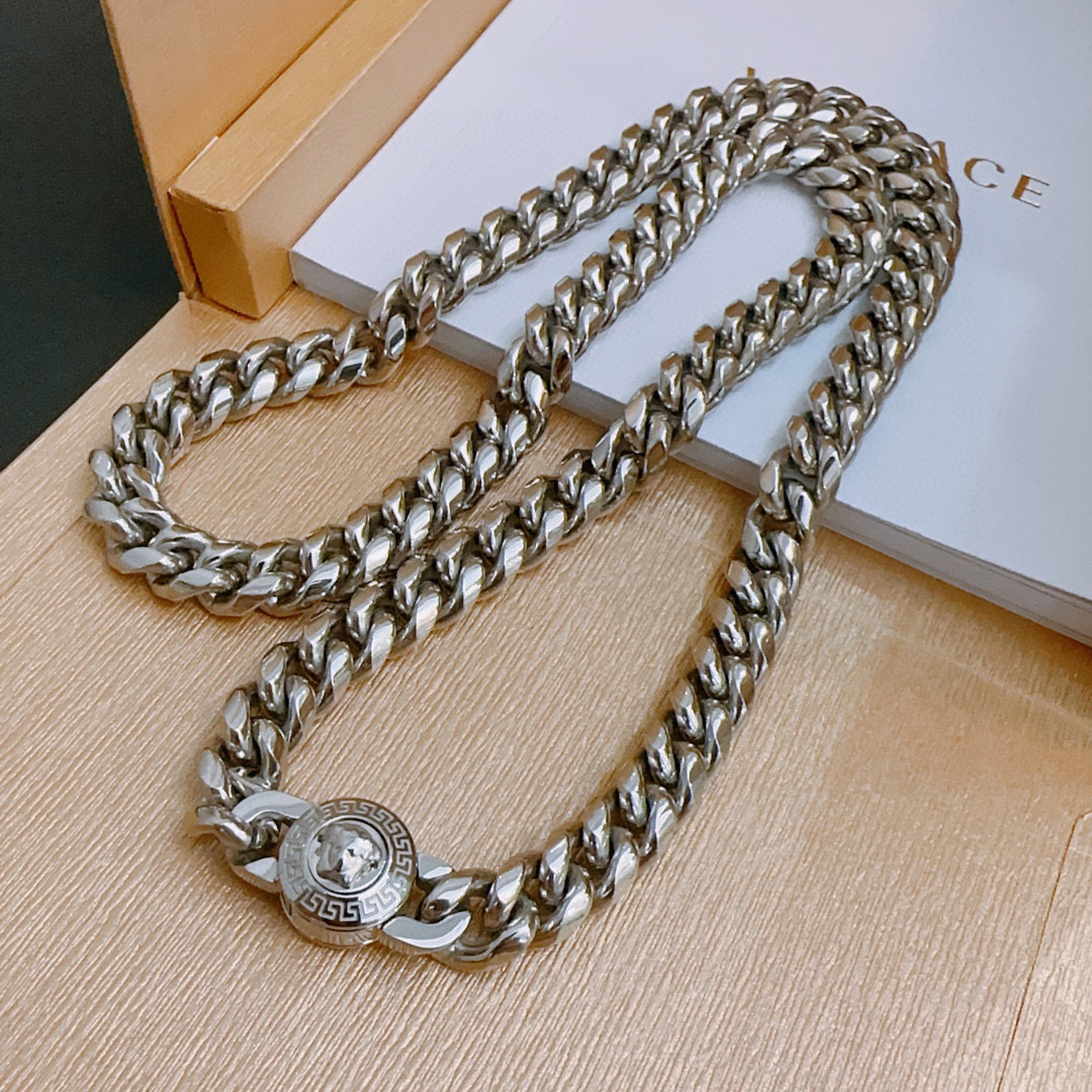    高品质范思哲项链美杜莎头像原单货专柜新款开模复古潮流时尚必备 男女均可佩戴 情侣款同款 摇滚朋克泰