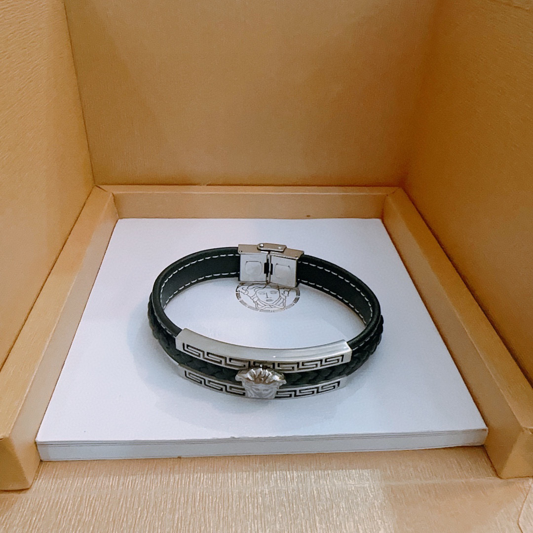   Versace 范思哲 杜美莎标志牛皮手绳手链 帅气酷炫 同时透露着一丝不羁的自由气息 展现别样趣味