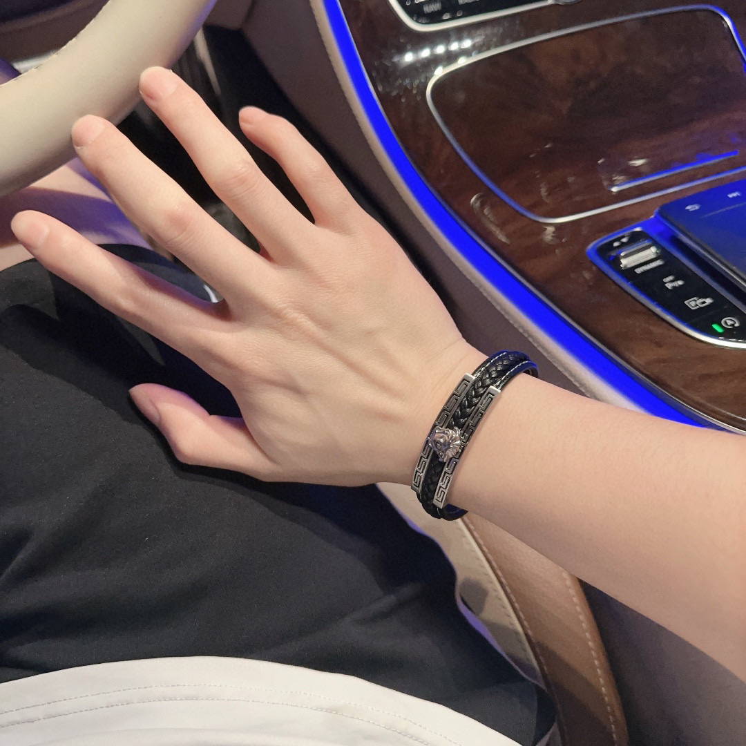   Versace 范思哲 杜美莎标志牛皮手绳手链 帅气酷炫 同时透露着一丝不羁的自由气息 展现别样趣味