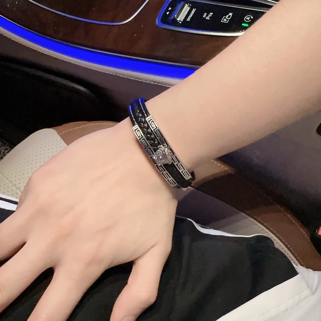   Versace 范思哲 杜美莎标志牛皮手绳手链 帅气酷炫 同时透露着一丝不羁的自由气息 展现别样趣味