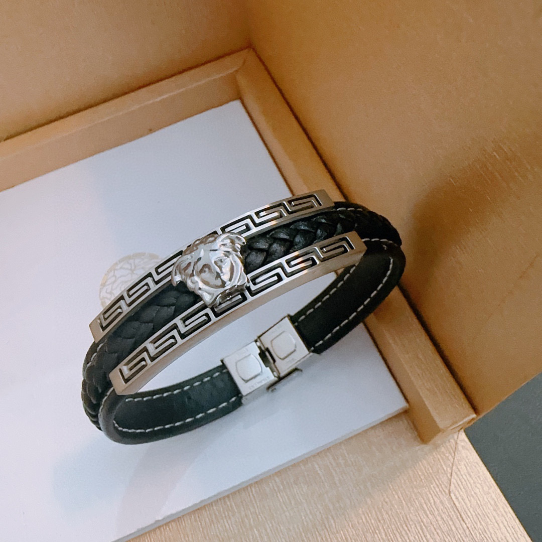   Versace 范思哲 杜美莎标志牛皮手绳手链 帅气酷炫 同时透露着一丝不羁的自由气息 展现别样趣味