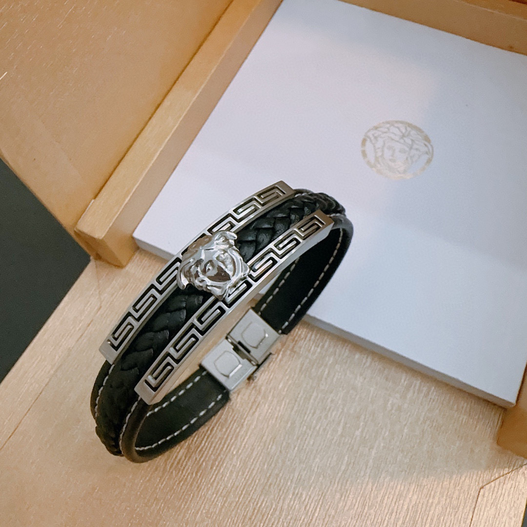   Versace 范思哲 杜美莎标志牛皮手绳手链 帅气酷炫 同时透露着一丝不羁的自由气息 展现别样趣味