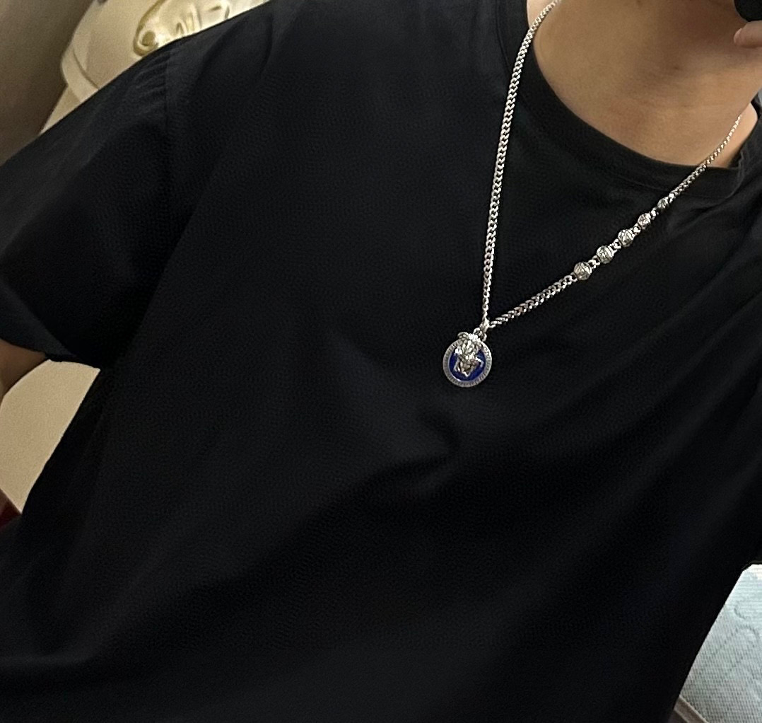    高品质范思哲项链美杜莎头像原单货专柜新款开模复古潮流时尚必备 男女均可佩戴 情侣款同款 摇滚朋克泰