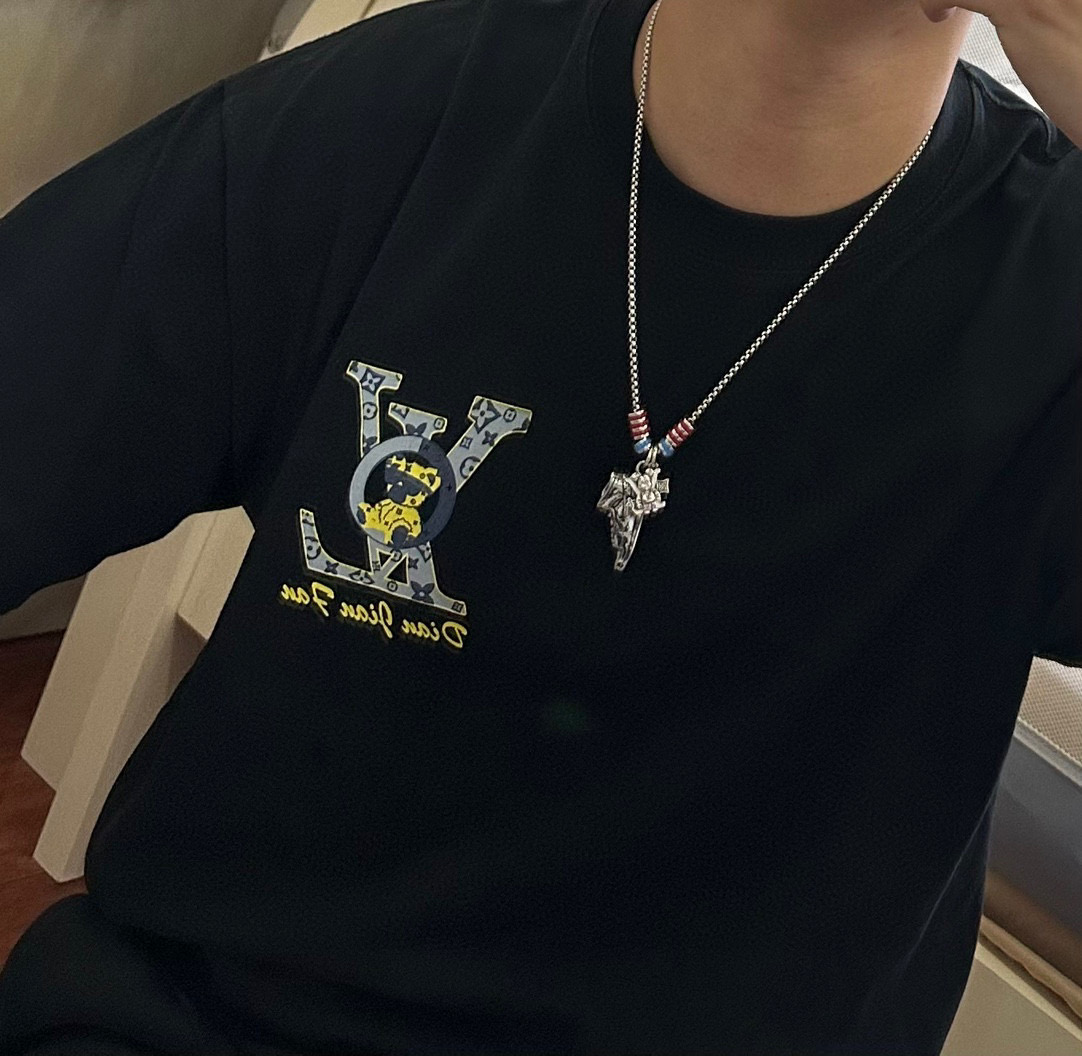     LV路易威登项链🇷🇼原单货🇷🇼专柜新款开模复古潮流时尚必备 男女均可佩戴 情侣款同款 摇滚朋克泰