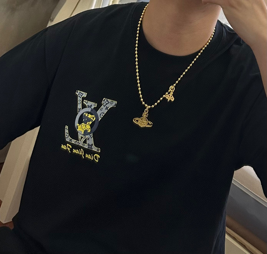      𝐕𝐢𝐯𝐢𝐞𝐧𝐧𝐞 𝐖𝐞𝐬𝐭𝐰𝐨𝐨𝐝🪐✨
高品质经典大土星项链男女同款
项链vivienne w