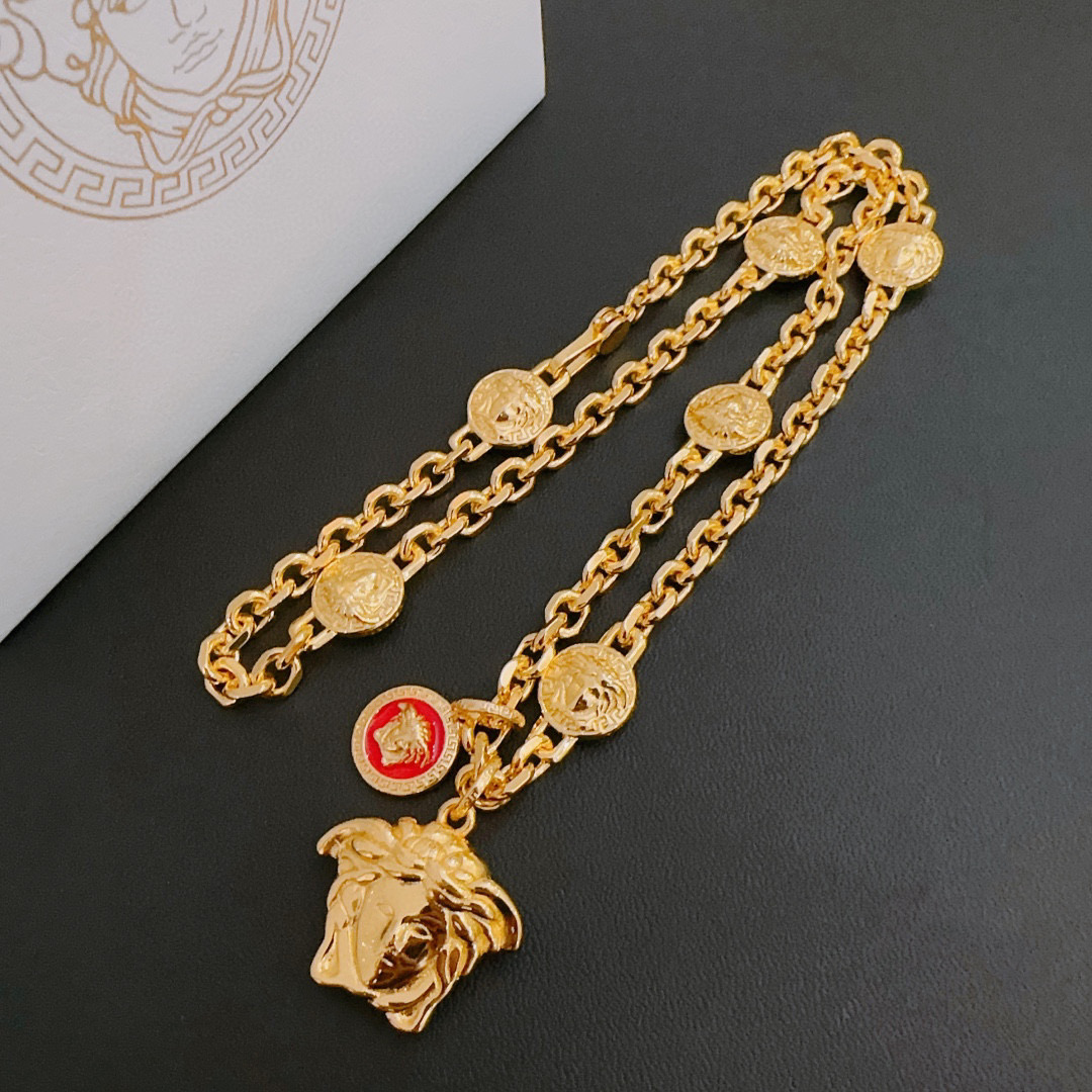    高品质范思哲项链美杜莎头像原单货专柜新款开模复古潮流时尚必备 男女均可佩戴 情侣款同款 摇滚朋克泰