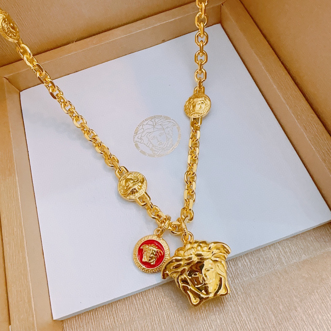    高品质范思哲项链美杜莎头像原单货专柜新款开模复古潮流时尚必备 男女均可佩戴 情侣款同款 摇滚朋克泰