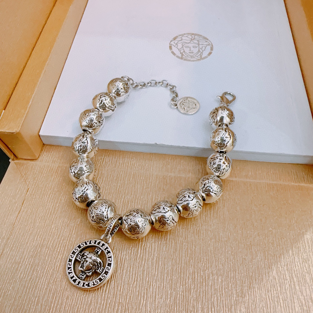    高品质范思哲手链美杜莎头像原单货专柜新款开模复古潮流时尚必备 男女均可佩戴 情侣款同款 摇滚朋克泰