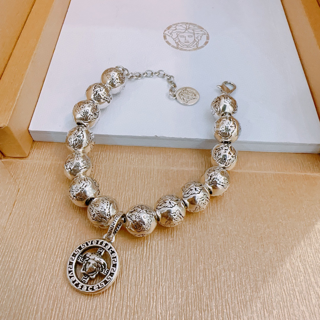    高品质范思哲手链美杜莎头像原单货专柜新款开模复古潮流时尚必备 男女均可佩戴 情侣款同款 摇滚朋克泰