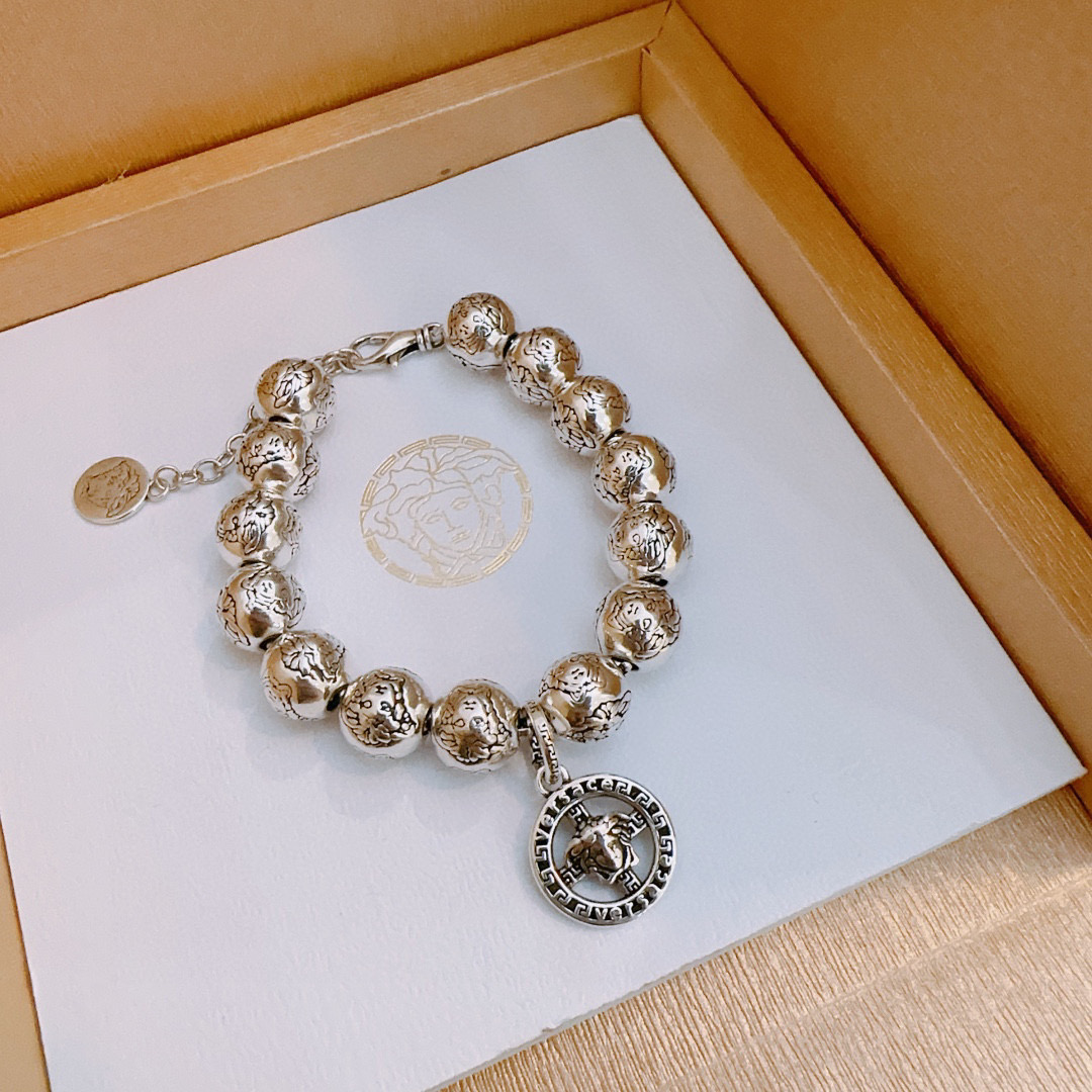    高品质范思哲手链美杜莎头像原单货专柜新款开模复古潮流时尚必备 男女均可佩戴 情侣款同款 摇滚朋克泰