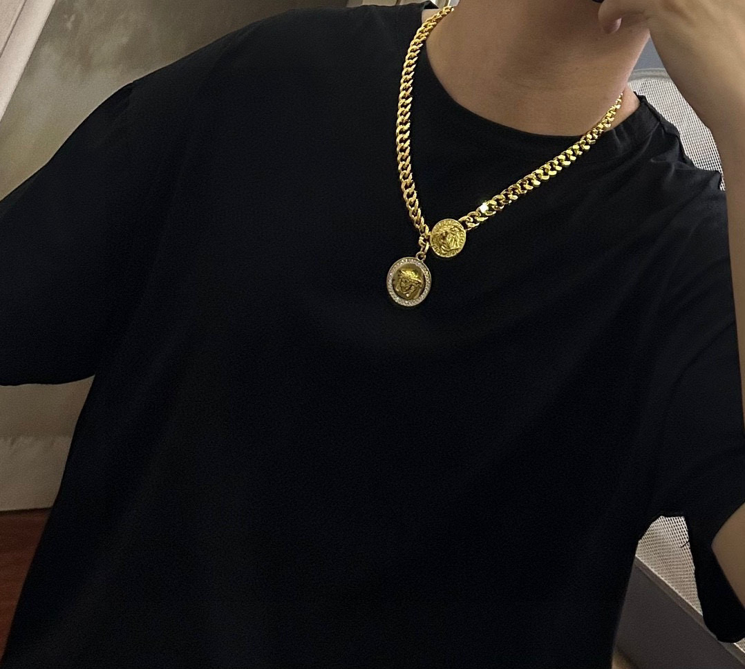    高品质范思哲项链美杜莎头像原单货专柜新款开模复古潮流时尚必备 男女均可佩戴 情侣款同款 摇滚朋克泰